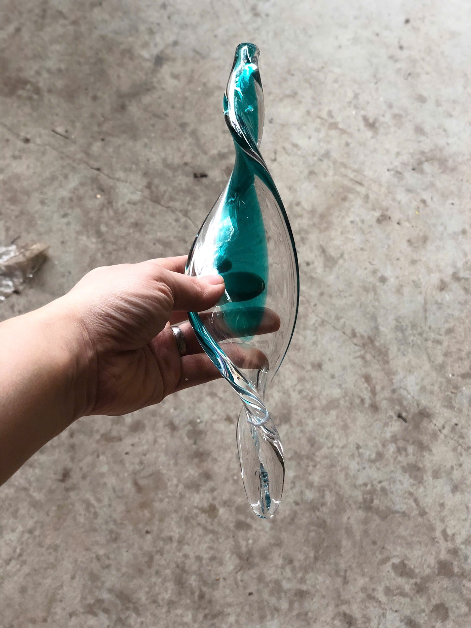 Bộ đèn chùm lá xoài xoắn gân PL025.2, gồm 260 lá xoài xoắn có gân màu trắng pha hổ phách, viền mạ vàng , không lắp COB . KT(mm): D1600 x H4000